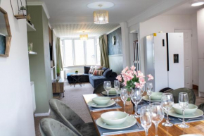 Harvard House, Stylish 3 Bedroom House in Solihull 5 mins to the NEC, BHX ,JLR with free parking